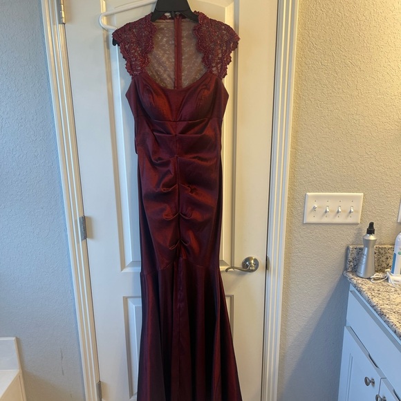 Mermaid Xscape formal gown - Picture 2 of 5